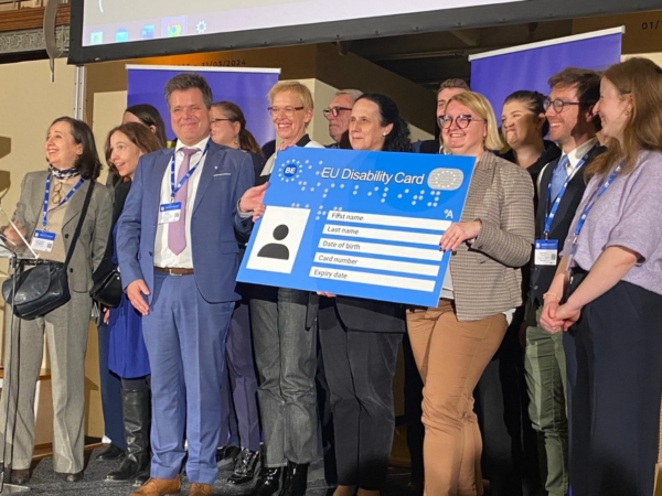 Gruppenfoto mit einer übergroßen European Disability Card