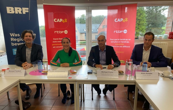 Pressetermin zur Vorstellung von CAP48: von links: Generaldirektor der Aktion CAP48 Renaud Tockert, Sozialministerin Lydia Klinkenberg, Michael Fryns (Direktor der Dienststelle für Selbstbestimmtes Leben), BRF-Direktor Alain Kniebs