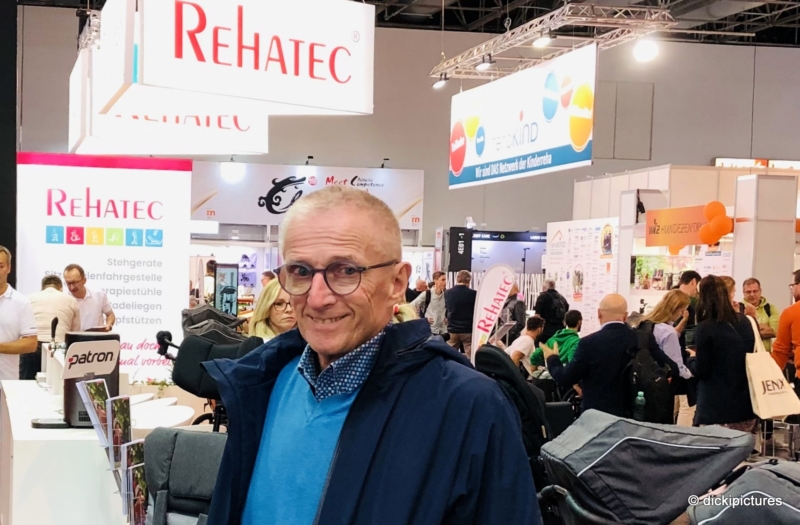 Heribert Kever vor Ständen der Messe REHACARE