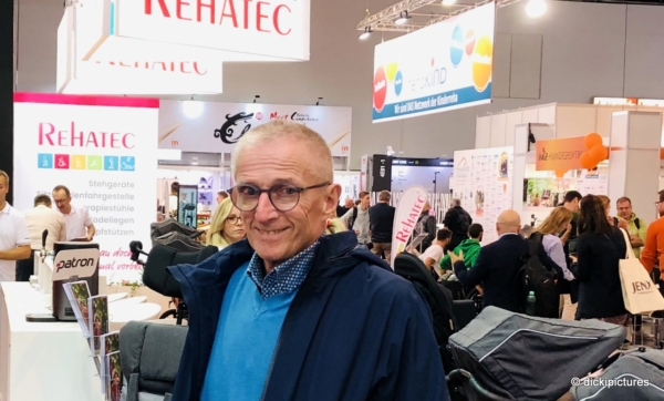 Heribert Kever vor Ständen der Messe REHACARE