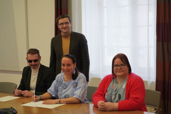 La ministre des Affaires sociales Lydia Klinkenberg signe l'accord avec le comité consultatif. (de gauche à droite : Henri Reul, Frédéric Krickel, Lydia Klinkenberg, Sophie Meyer)